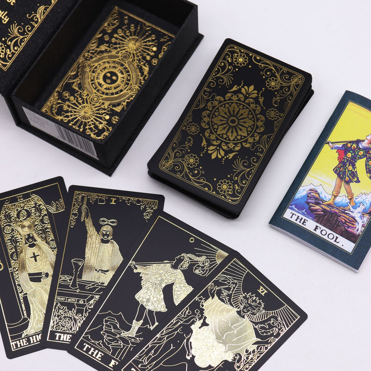 Tarot negro y dorado – 78 cartas con libro y caja de regalo