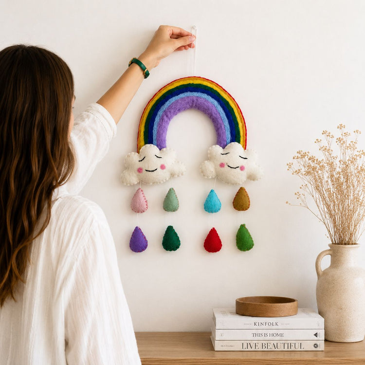 Móvil decorativo de fieltro Arcoíris y nubes – Hecho a mano