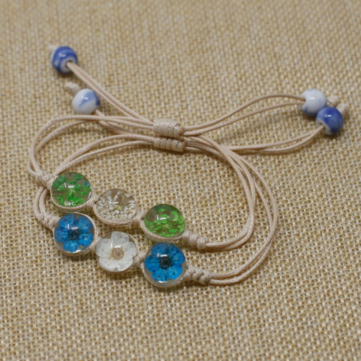 Pulsera de Piedras con Tres Flores
