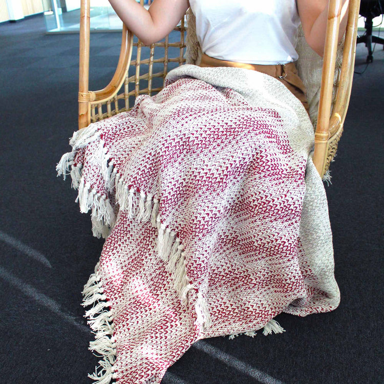 Manta boho de algodón Ruby bicolor – 125 × 150 cm