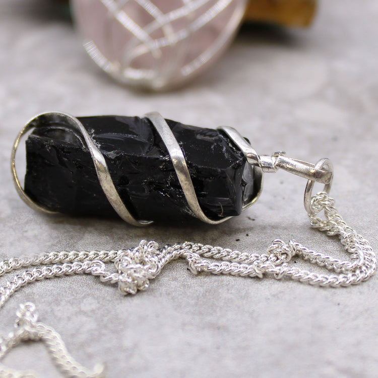 Collar de ónix negro en bruto en cascada