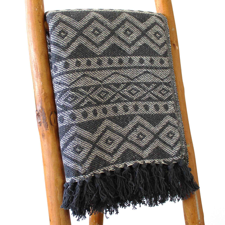 Manta boho de algodón gris geométrica – 125 × 150 cm