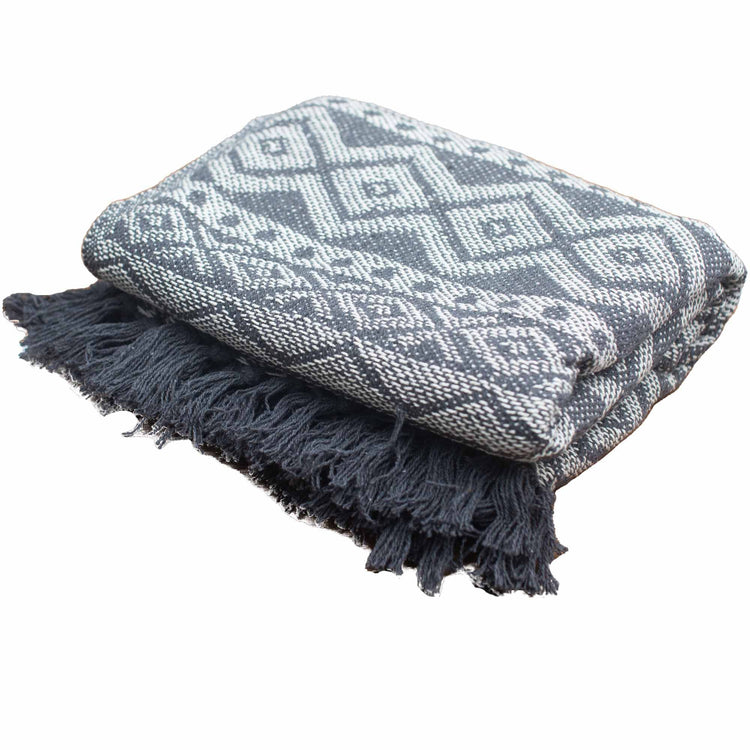 Manta boho de algodón gris geométrica – 125 × 150 cm
