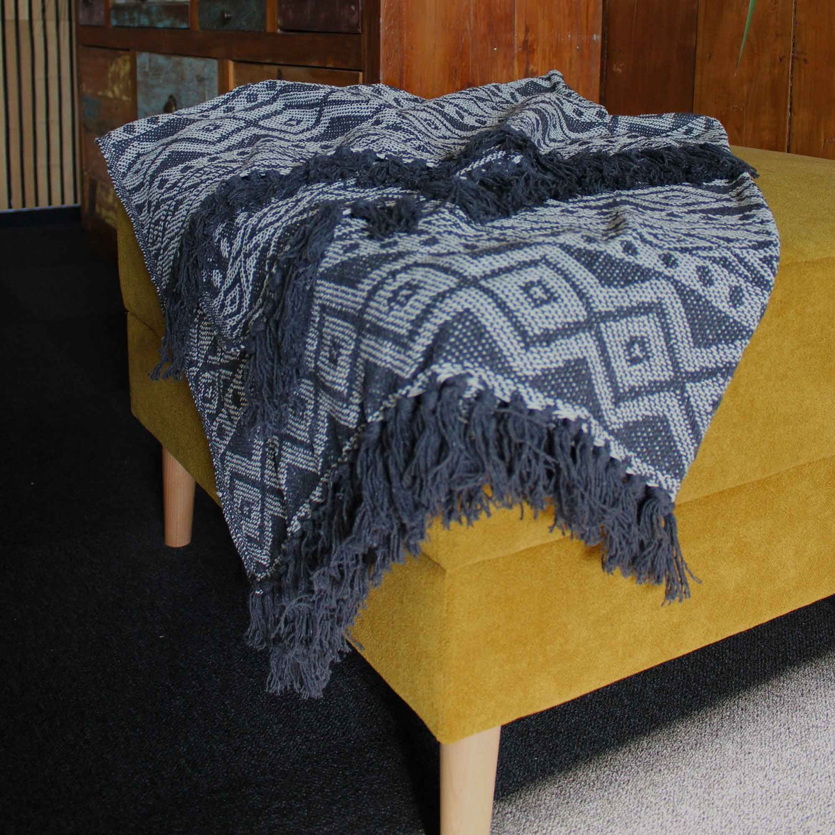 Manta boho de algodón gris geométrica – 125 × 150 cm