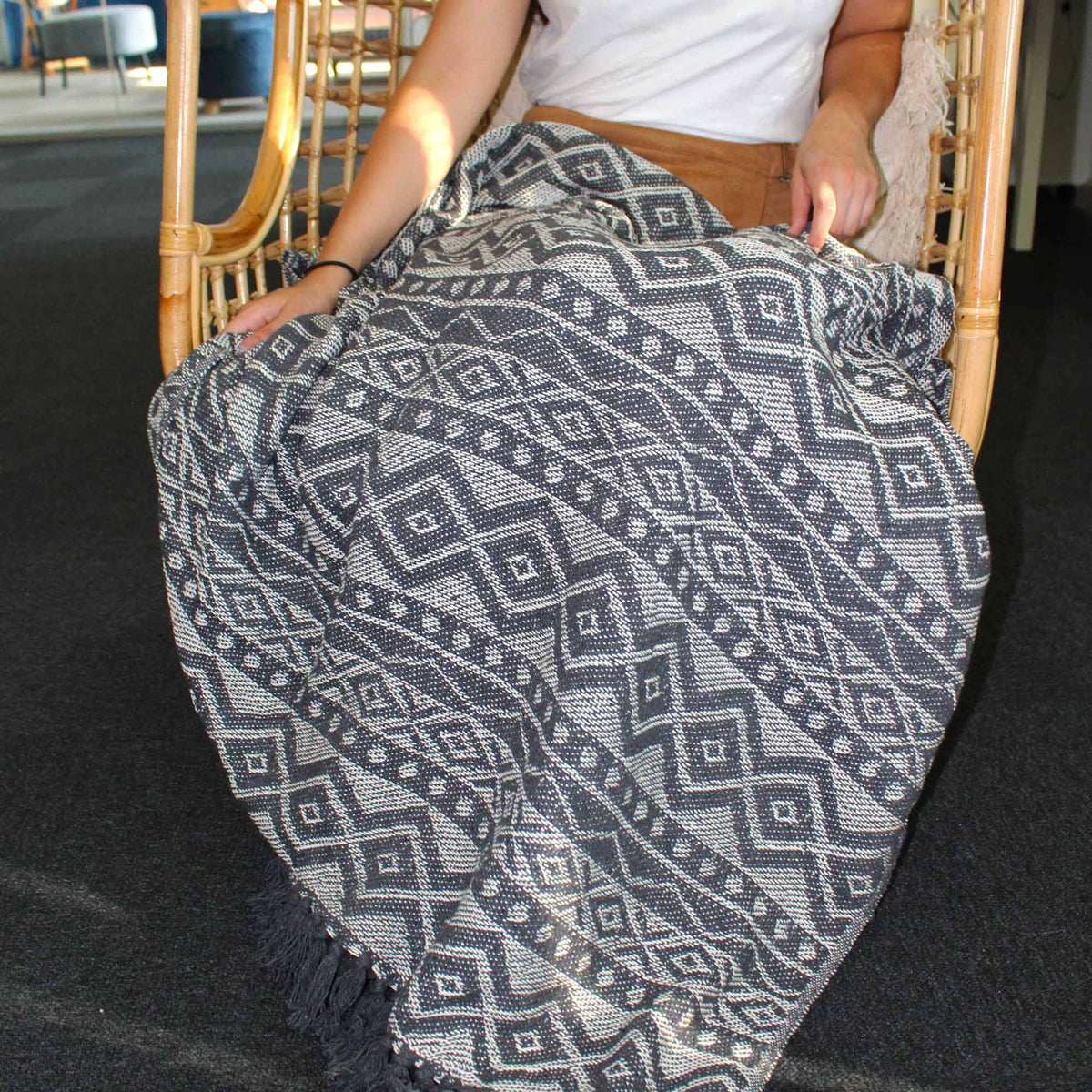Manta boho de algodón gris geométrica – 125 × 150 cm