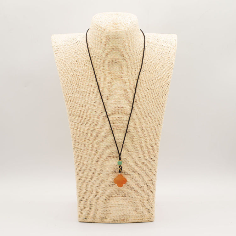 Collar de Jade Rojo con Trébol y Cordón Ajustable