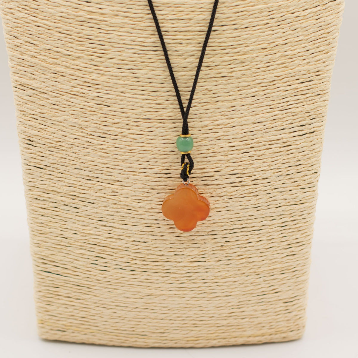 Collar de Jade Rojo con Trébol y Cordón Ajustable