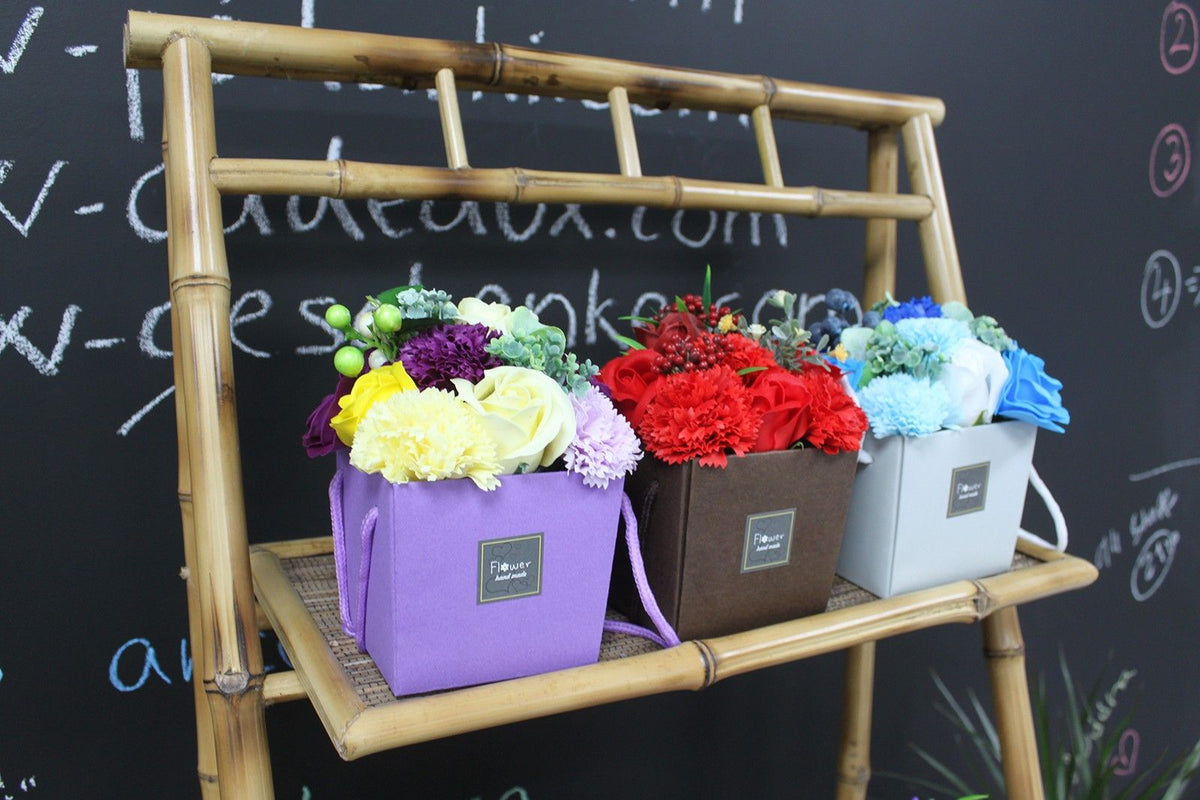 Ramo de flores de jabón: rosas y moradas
