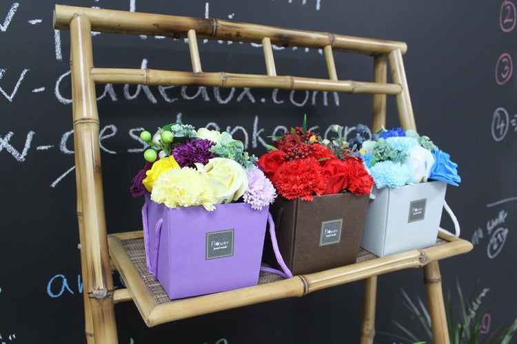 Ramo de flores de jabón: rosas rosas y claveles