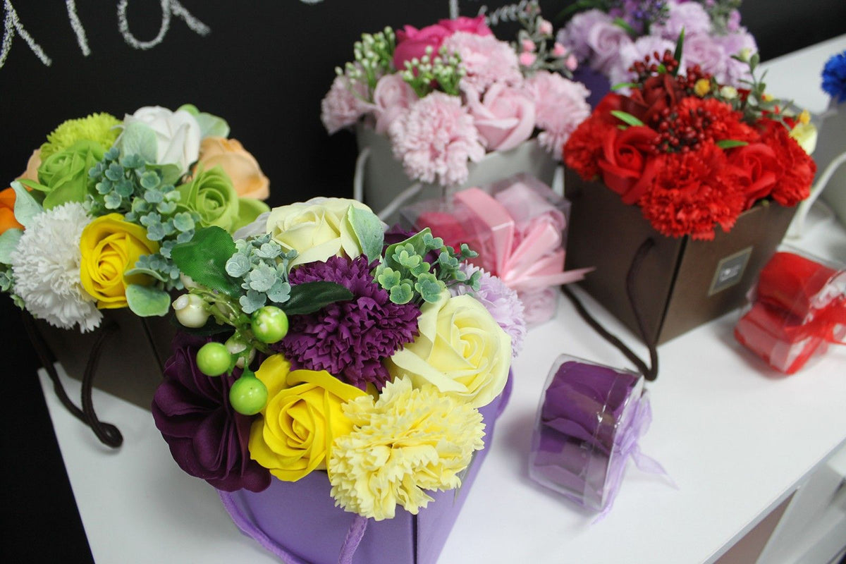 Ramo de flores de jabón: rosas rosas y claveles