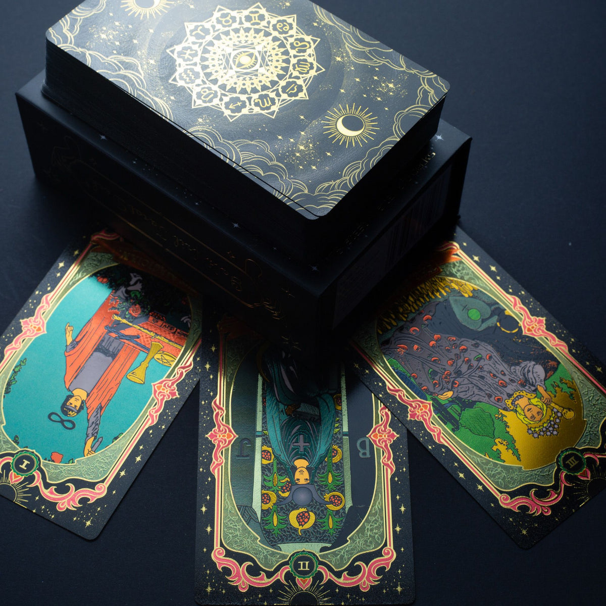 Tarot negro con lámina dorada – Con folleto y caja
