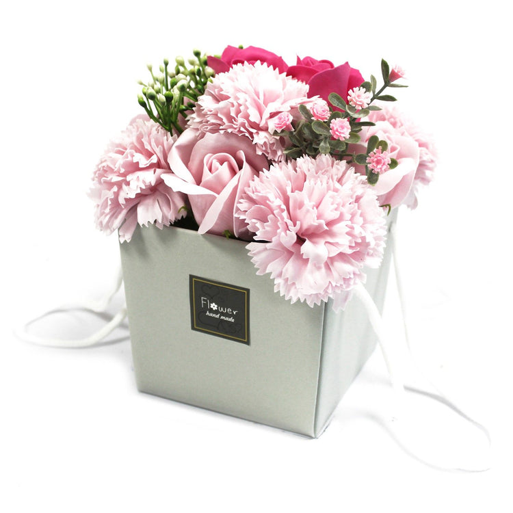 Ramo de flores de jabón: rosas rosas y claveles