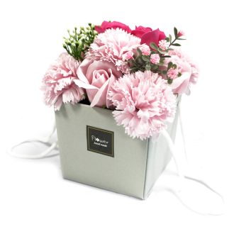 Ramo de flores de jabón: rosas rosas y claveles