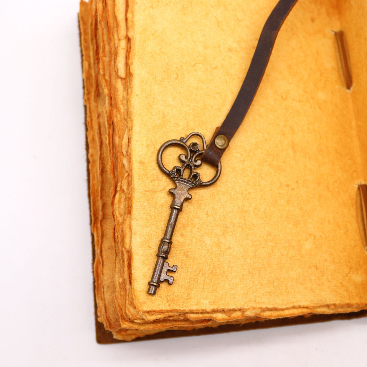 Cuaderno de Piel Engrasada con Llave - 200 páginas