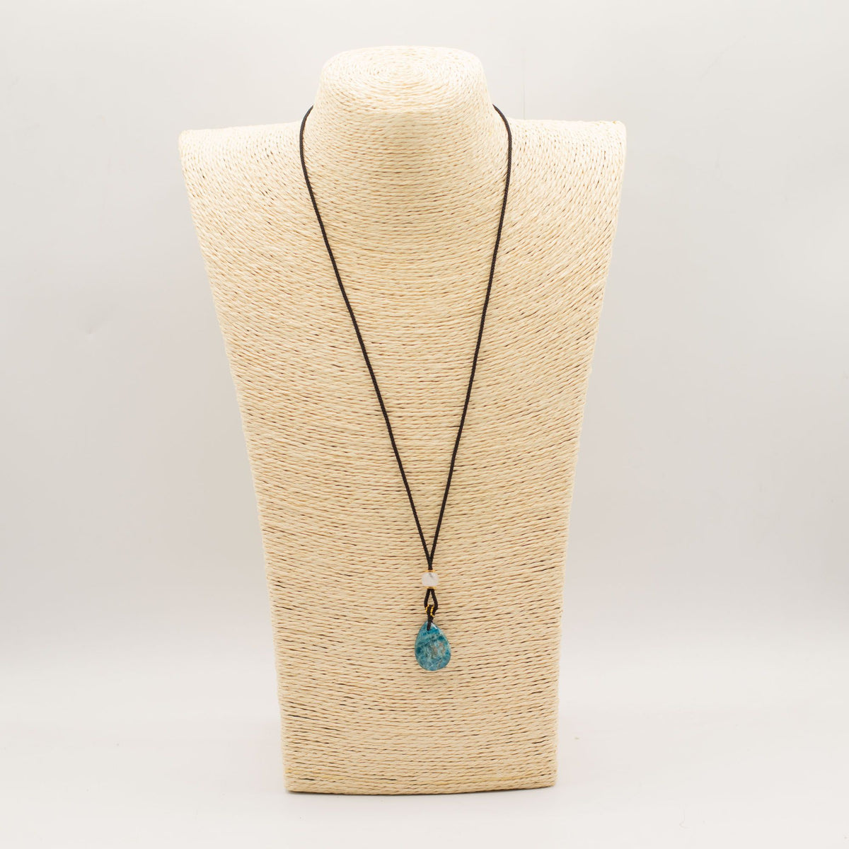 Collar con Lágrima de Howlita y Cordón Ajustable