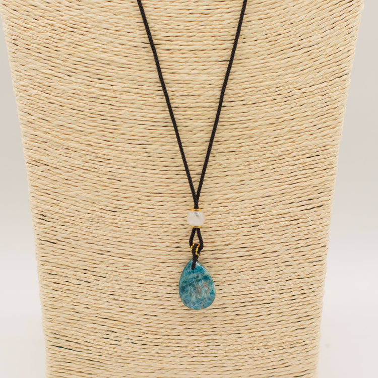 Collar con Lágrima de Howlita y Cordón Ajustable